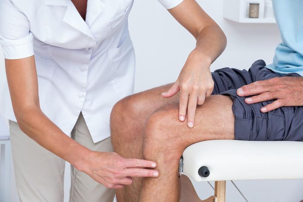 Examination by a doctor to diagnose arthrosis of the knee joint